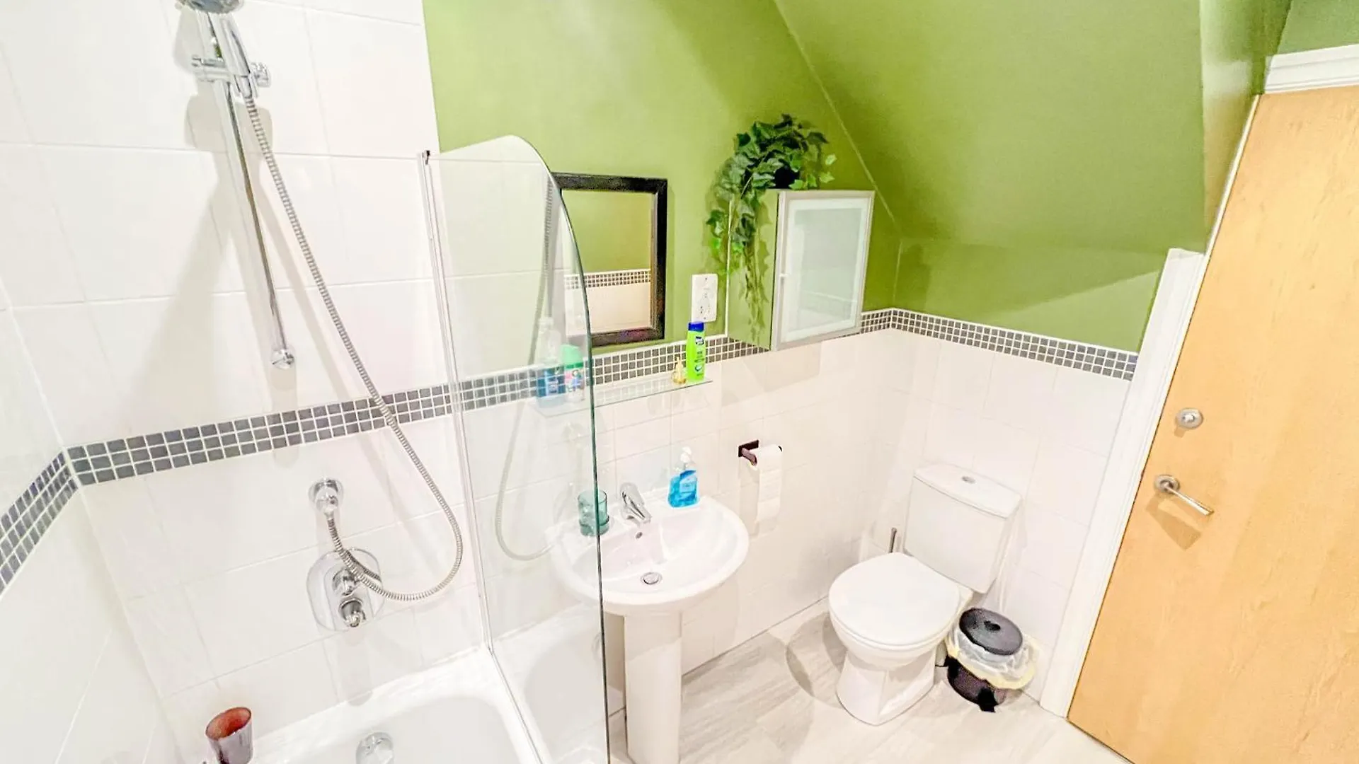 2 Bed - 2 Bath - Duplex Apartment Next To Lbu-Headingley Centre-Ycc Arena-Families-Relocators Meanwood 0*,  United Kingdom